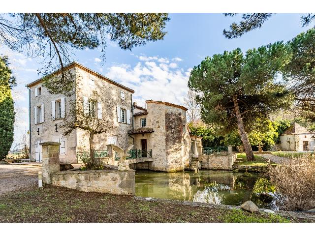 Huis te koop in PUYMIROL 47270 Lot-et-Garonne Aquitaine Frankrijk: Grote stenen watermolen omgebouwd tot luxe woning, op een fantastische locatie dicht bij Agen.<br />
Gelegen op loopafstand van het historische stadje Puymirol met zijn met een Michelin-ster bekroonde rest...