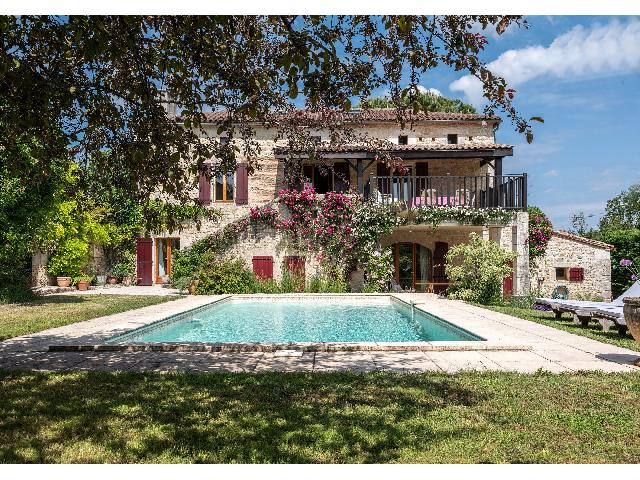 Maison à vendre à MAUROUX 46700 Lot Midi-Pyrénées France: Ferme en pierre datant du milieu du XIXe siècle, située dans un petit hameau entouré d'une campagne vallonnée et offrant des vues fabuleuses. Comprenant une maison principale, présentée en excel...