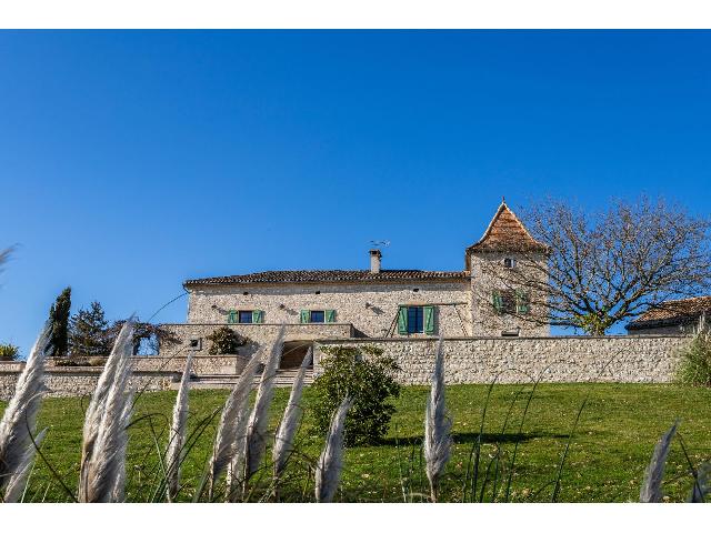 Huis te koop in MONTCUQ-EN-QUERCY-BLANC 46800 Lot Midi-Pyrénées Frankrijk: Huis, gîte, zwembad, land, bijgebouwen. Fantastisch huis gelegen in een klein gehucht met het meest spectaculaire uitzicht over het omliggende platteland, gelegen dicht bij het bruisende stadje Montc...