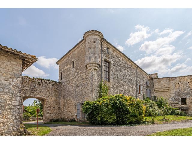 Huis te koop in FRESPECH 47140 Lot-et-Garonne Aquitaine Frankrijk: Een prachtig gepresenteerd Château, met een kleine tuin en garage. Dit typische historische Franse château, daterend uit 1279, ligt in het centrum van het slaperige dorpje Frespech, omringd door de ...