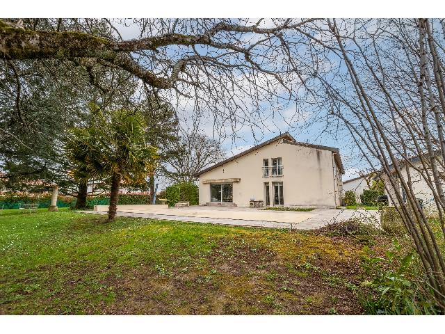Haus zu verkaufen in AGEN 47000 Lot-et-Garonne Frankreich. Haus, Ferienhaus, Pool, Garage, Grundstück. Eindrucksvolles, von einem Architekten entworfenes Haus aus den 1970er Jahren, das von seinem derzeitigen Eigentümer mit großem Aufwand und viel Geschmac...
