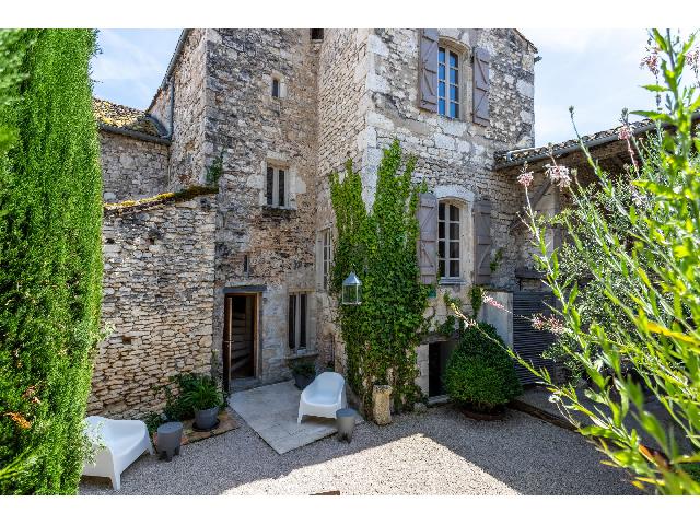 Maison à vendre à MONTEIGNET-SUR-L'ANDELOT 46800 Lot Midi-Pyrénées France: Maison, annexes, terrain, garage/parking.  Maison de village historique en pierre d'origine médiévale, située au coeur d'une petite ville prospère, à quelques pas des magasins et des restaurants,...