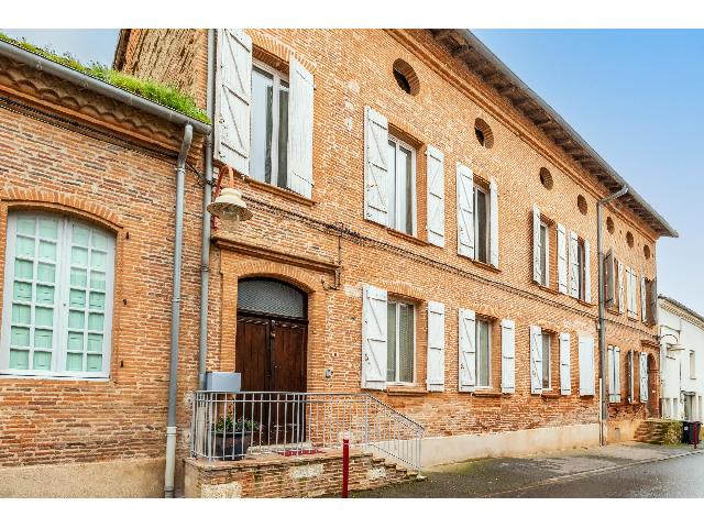 Ferienhaus/Pension zu verkaufen in SAINT-NICOLAS-DE-LA-GRAVE 82210 Tarn-et-Garonne Frankreich. Großes Dorfhaus im Zentrum der historischen Stadt Saint Nicholas de la Grave, in einer ruhigen Seitenstraße, nur wenige Gehminuten von allen Annehmlichkeiten entfernt. Es wurde von seinen derzeitige...