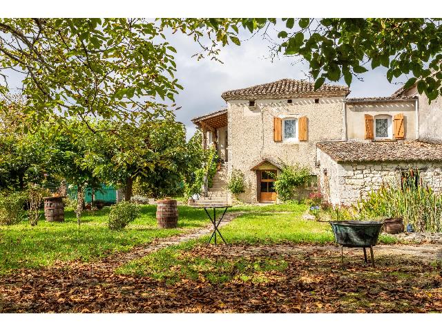 Huis te koop in LAUZERTE 82110 Tarn-et-Garonne Midi-Pyrénées Frankrijk: Huis, schuur, garage, tuin. Boerderij van natuursteen uit de 19e eeuw, met drie slaapkamers en een originele gevel van kalkmortel, gelegen in een klein gehucht vlak bij het historische stadje Lauzerte...