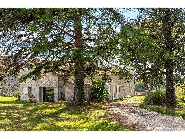 Huis te koop in DONDAS 47470 Lot-et-Garonne Aquitaine Frankrijk: Elegant landhuis gelegen in de glooiende valleien van de Lot-et-Garonne in een idyllische omgeving met een schitterend uitzicht op het omliggende platteland. Dit is een typische stenen boerderij uit h...