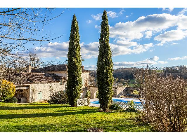 Haus zu verkaufen in BOURG-DE-VISA 82190 Tarn-et-Garonne Frankreich. p>Haus, Nebengebäude, Pool, Grundstück. Die Lage war noch nie besser als bei diesem charmanten Bauernhaus aus Stein. Es liegt am Ende einer anderthalb Kilometer langen Straße, die nur zu diesem Gru...