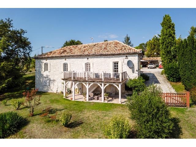 Haus zu verkaufen in MONTAIGU-DE-QUERCY 82150 Tarn-et-Garonne Frankreich. Haus, Anbau, Pool, Grundstück, Nebengebäude. Stilvolles Landhaus aus Stein, gelegen in einem verschlafenen Dörfchen zwischen Montaigu de Quercy und Lauzerte. Hinter Toren mit Gegensprechanlage auf ...