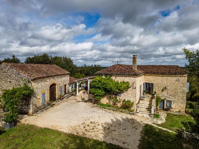 Haus zu verkaufen in CRAYSSAC 46150 Lot Frankreich. Haus, Scheune, Pool, Grundstück. Das typische französische Landhaus in herrlicher Lage, aus dem 18. Jahrhundert mit zahlreichen historischen Elementen. Das Anwesen wurde mit viel Liebe zum Detail mo...