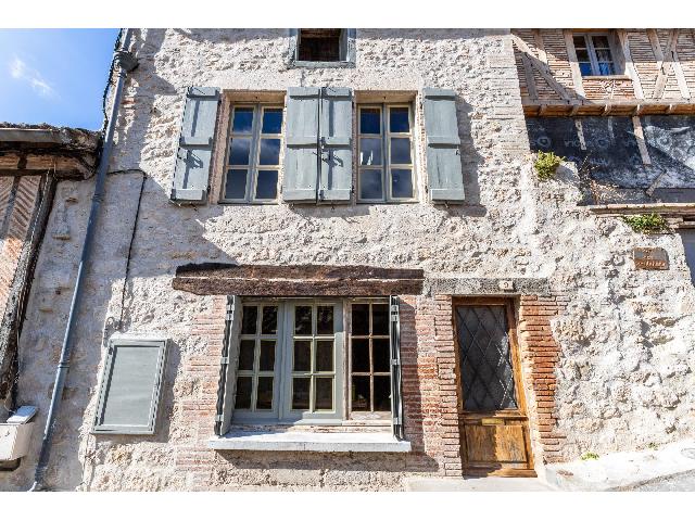 Huis te koop in LAUZERTE 82110 Tarn-et-Garonne Midi-Pyrénées France: Charmant stenen dorpshuis gelegen in het historische stadje Lauzerte, in een rustige zijstraat op een paar minuten lopen van de restaurants en kunstgalerijen. Daterend uit de 18e eeuw en met een enorm...