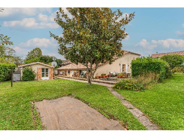 Huis te koop in DONDAS 47470 Lot-et-Garonne Aquitaine France: Huis, tuin, thuis, kantoor. Gezellig stenen dorpshuis gelegen in een rustige zijstraat in het centrum van Dondas, daterend uit het begin van de 19e eeuw. Van stenen constructie met een gepleisterde ge...