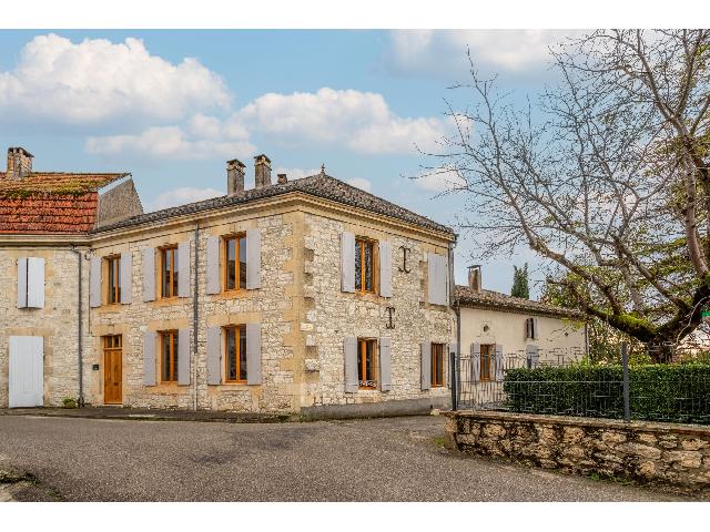 Huis te koop in BOURG-DE-VISA 82190 Tarn-et-Garonne Midi-Pyrénées Frankrijk: Huis, tuin, garage. Charmant herenhuis, gelegen in het hart van een bloeiend dorp met uitstekende voorzieningen, in de Tarn et Garonne. Gebouwd in 1875 volgens strenge normen voor de directeur van de ...
