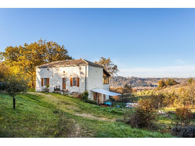 Huis te koop in CASTELSAGRAT 82400 Tarn-et-Garonne Midi-Pyrénées Frankrijk: Huis, land, zwembad, waterbronnen. Prachtig gerestaureerde stenen boerderij uit de 19e eeuw, volledig herbouwd tegen hoge kosten, gelegen op een paar minuten rijden van het historische stadje Castelsa...
