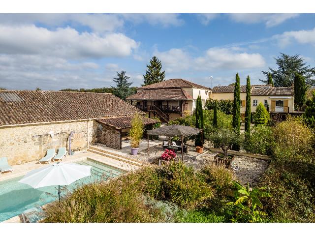 Ferienhaus/Pension zu verkaufen in MONTASTRUC 47380 Lot-et-Garonne Frankreich. Haus, 3 Ferienhäuser, Scheune, Pool, Grundstück. Charmantes Bauernhaus aus Stein aus dem 19. Jahrhundert mit verputzter Fassade und späteren Anbauten, bestehend aus einem stilvollen Haupthaus, eine...