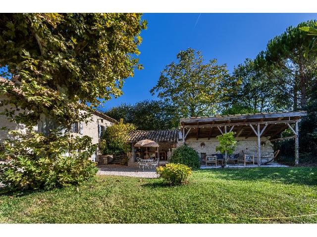 Huis te koop in LAUZERTE 82110 Tarn-et-Garonne Midi-Pyrénées Frankrijk: Ruim opgezet stenen huis met tuin. Het typische Franse stenen landhuis, daterend uit de 18e eeuw, is door de eigenaar-ontwerper tegen hoge kosten gerestaureerd, wat resulteerde in het beste van twee w...