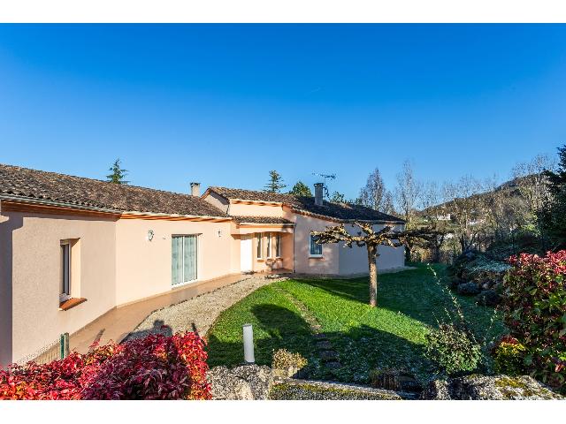 Huis te koop in PENNE-D'AGENAIS 47140 Lot-et-Garonne Aquitaine Frankrijk: Huis, tuin, garage, uitzicht. Stijlvol, door een architect ontworpen pand, gebouwd in 1998 en voor het eerst sinds de oprichting op de markt, gelegen in een gewilde rustige woonwijk van Penne d'Agenai...