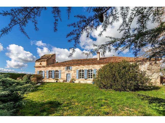 Haus zu verkaufen in BOÉ 47550 Lot-et-Garonne Frankreich. Haus, Pool, Gärten, Garage. Fabelhaftes Herrenhaus aus dem 19. Jahrhundert am Stadtrand von Agen in ruhiger ländlicher Lage, das von seinen derzeitigen Eigentümern liebevoll renoviert und in ausgez...