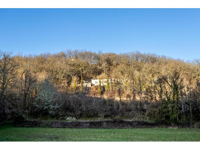 Maison à vendre à MONTAIGU-DE-QUERCY 82150 Tarn-et-Garonne Midi-Pyrénées France: Maison, annexe, terrain. La quintessence de la ferme en pierre du XIXe siècle avec une deuxième propriété contemporaine élégante, située dans les vallées vallonnées du Tarn et Garonne, sur le...