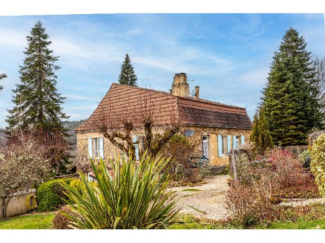 Ferienhaus/Pension zu verkaufen in PUY-L'ÉVÊQUE 46700 Lot Frankreich. Haus, 2 Ferienwohnungen, Nebengebäude, 2 Pools, Grundstück, Nebengebäude. Kleines Landgut in idyllischer Lage, inmitten wunderschön gepflegter, zwei Hektar großer Gärten mit herrlichem Blick auf...