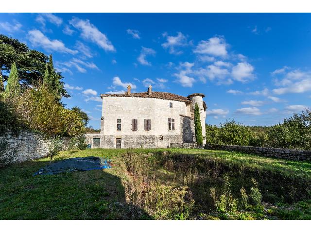 Huis te koop in ENGAYRAC 47470 Lot-et-Garonne Aquitaine Frankrijk: Kasteel, cottage, kapel, duiventoren, bijgebouwen, land. Een werkelijk opmerkelijk, historisch kasteel daterend uit 1190, met talrijke latere toevoegingen die liefdevol zijn gerestaureerd door de huid...