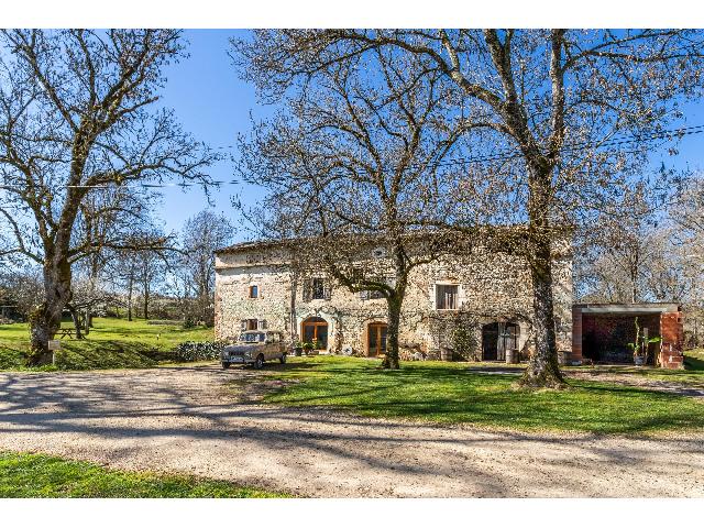 Haus zu verkaufen in CORDES-SUR-CIEL 81170 Tarn Frankreich. Mühlenhaus mit Taubenschlag und Scheune. Das Mühlenhaus ist über eine lange Auffahrt erreichbar und von einem privaten Grundstück umgeben. Es strahlt eine magische, beruhigende Atmosphäre aus. Di...