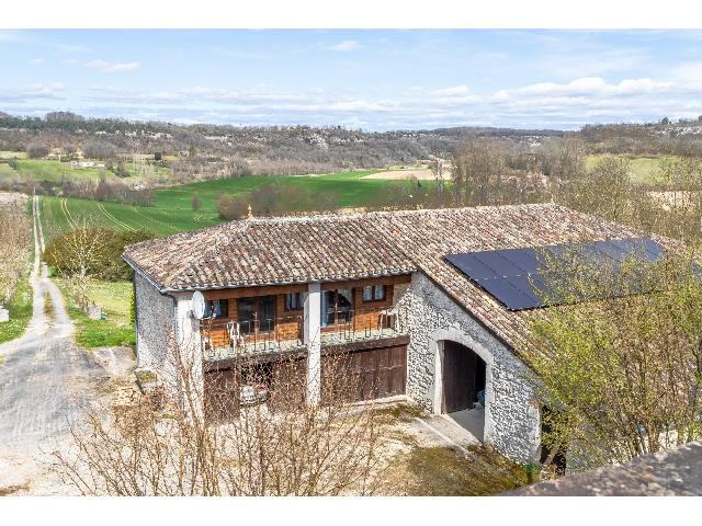 Pferde Objekt zu verkaufen in ANTHÉ 47370 Lot-et-Garonne Frankreich. Haus, Grundstück, Pool, Nebengebäude, Reitanlage, See.<br />
Die Lage ist einfach perfekt – und das trifft auf dieses charmante Bauernhaus aus Stein aus dem 19. Jahrhundert zu. Es liegt idyllisch und b...