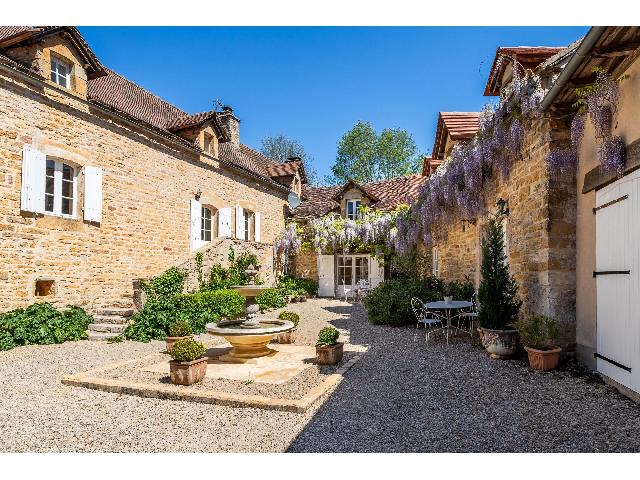 Gîtes/Chambres d'hôtes te koop in MARTIEL 12200 Aveyron Midi-Pyrénées France: Huis, 2 bijgebouwen, zwembad, terrein, bijgebouwen.<br />
Een riant historisch landhuis met twee bijgebouwen, een zwembad en terrein, gelegen in een rustig gehucht. De zorgvuldige eigenaren hebben het huis...