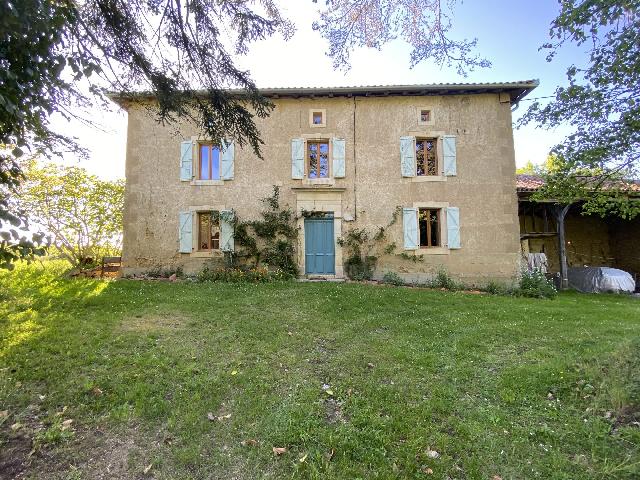 Haus zu verkaufen in CASSAGNABÈRE-TOURNAS 31420 Haute-Garonne Frankreich. Charmantes altes Anwesen aus der Zeit vor 1850 – teilweise renoviert mit atemberaubenden Außenwohnbereichen und einem neuen Pool.<br />
<br />
Super Haus mit großer Scheune, neuem Dach, Doppelverglasung und...