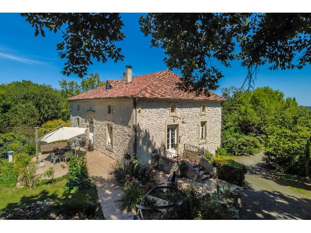Haus zu verkaufen in BEAUVILLE 47470 Lot-et-Garonne Frankreich. Haus, Cottage, Grundstück, Scheune und Pool. Das perfekte französische Landhaus aus dem 19. Jahrhundert, erbaut für einen ortsansässigen Kaufmann. Zu einem (buchstäblich) ruinösen Preis und nach...