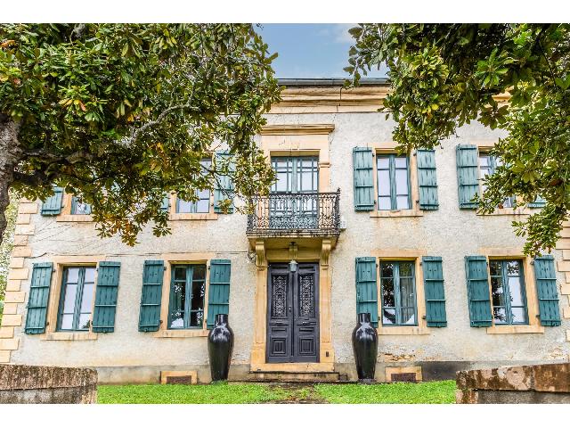 Huis te koop in AUZAS 31360 Haute-Garonne Midi-Pyrénées France: Huis, tuin, bijgebouwen, zwembad. Schitterend stenen herenhuis gelegen in het centrum van een slaperig dorpje, prachtig gerenoveerd door de huidige eigenaar met veel smaak en stijl, en ingericht met e...