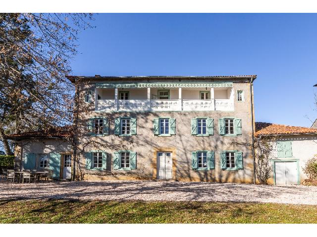Huis te koop in SAINT-LARY-BOUJEAN 31350 Haute-Garonne Midi-Pyrénées France: Huis, tuin, zwembad, garage. Prachtige, elegante, gerenoveerde pastorie uit 1820, verdeeld over 3 verdiepingen met een balkon om vanaf elke verdieping te genieten van het uitzicht op de bergen. Versch...