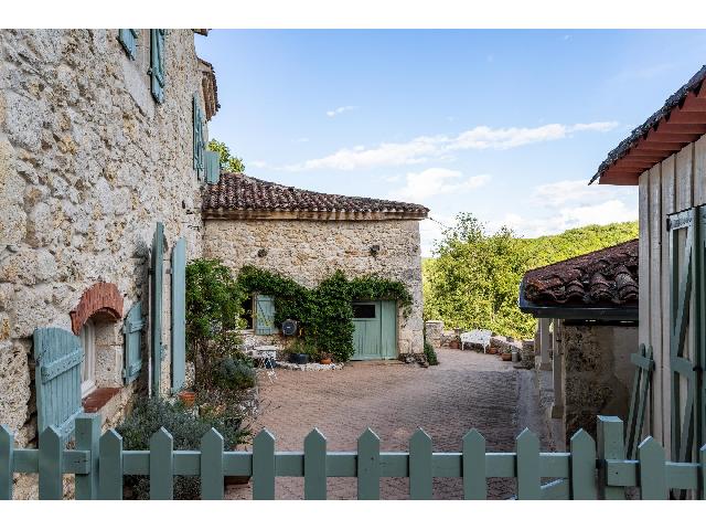Huis te koop in MONBALEN 47340 Lot-et-Garonne Aquitaine Frankrijk: Prachtige woning met 6 slaapkamers, zwembad en gîte/bijgebouw op een landelijke locatie, op slechts 20 minuten rijden van Agen. Prachtig gepresenteerde stenen boerderij, op een idyllische locatie met...