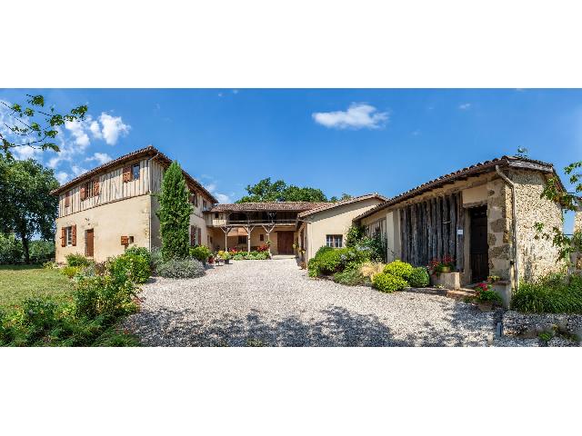 Huis te koop in GAUJAN 32420 Gers Midi-Pyrénées Frankrijk: Klein landgoed van 35 hectare, met een prachtig landhuis uit de 16e eeuw. Gelegen op de top van een heuvel met een spectaculair uitzicht over het omliggende landschap, zonder directe buren. Het was vo...