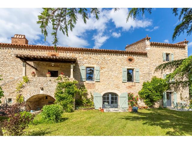 Maison à vendre à CAHORS 46000 Lot Midi-Pyrénées France: Maison, gîte, terrain, piscine, dépendances. Charmante maison de campagne d'époque, rénovée à grands frais par ses propriétaires avisés, offrant des espaces lumineux et agréables sur trois ni...