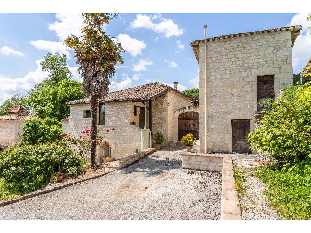 Huis te koop in CASTELNAU-MONTRATIER 46170 Lot Midi-Pyrénées France: Huis, bijgebouwen, tuinen, zwembad/jacuzzi. Deze typisch Franse stenen boerderij, gelegen in een rustig gehucht in de glooiende valleien van de Lot, is liefdevol gerestaureerd met een overvloed aan au...