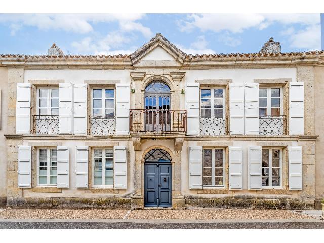 House for sale CASTELSAGRAT 82400 Tarn-et-Garonne Midi-Pyrénées France: House, garden, garage. Substantial, period village property, situated in the heart of the historic village of Castelsagrat, in a quiet no-through road, within walking distance of the excellent bakery,...