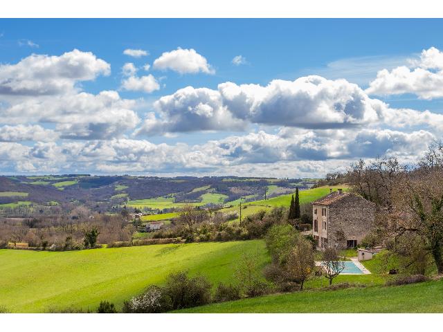 Huis te koop in BOURNAZEL 81170 Tarn Midi-Pyrénées France: Huis, grond, bijgebouw, zwembad. Charmant stenen, voormalig wijnhuis uit het begin van de 19e eeuw, gelegen aan de rand van een klein dorp zonder directe buren en met een fantastisch uitzicht over het...