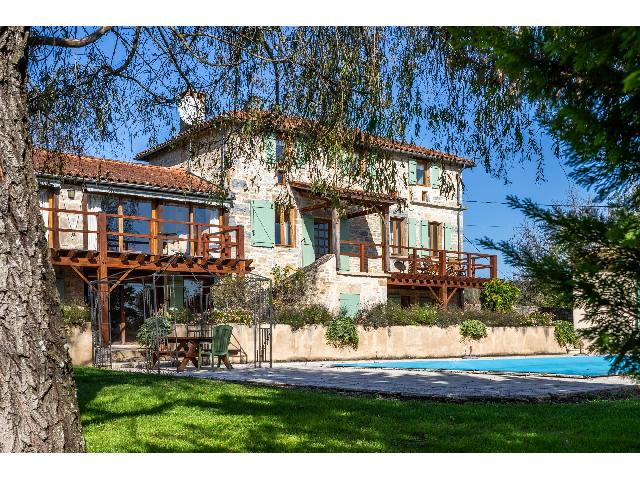 Huis te koop in VERFEIL 82330 Tarn-et-Garonne Midi-Pyrénées France: Stenen huis, bijgebouw, garage, zwembad, tennisbaan en sauna. Het pand dateert uit de 19e eeuw en is volledig gerenoveerd, inclusief een nieuwe aanbouw die een slim geïntegreerd duplexappartement vor...