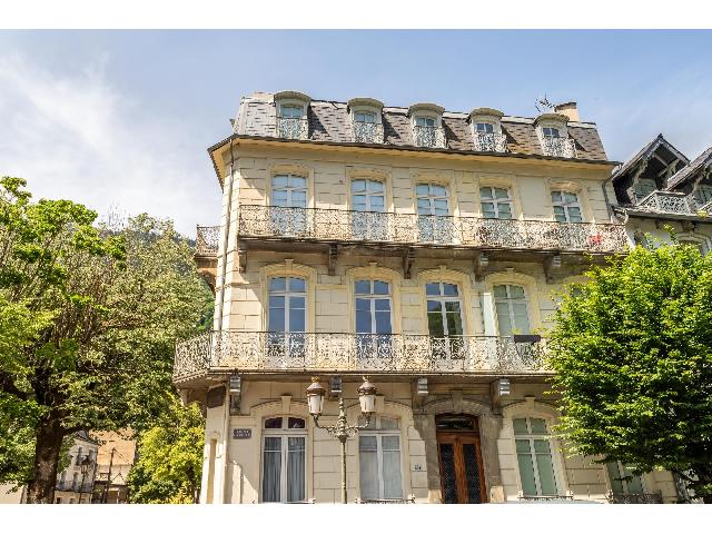 Appartement te koop in BAGNÈRES-DE-LUCHON 31110 Haute-Garonne Midi-Pyrénées France: Appartement met balkon Prachtig 19e-eeuws appartement op de eerste verdieping, gelegen in het bruisende centrum van Luchon, op 100 meter van de spa en op korte loopafstand van winkels en restaurants, ...
