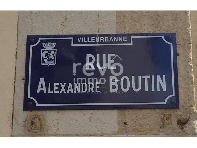 Appartement te koop in VILLEURBANNE 69100 Rhône Rhônes-Alpes France: Appartement met een woonoppervlakte van 51 m2. Indeling: 3 vertrekken, 2 slaapkamers, badkamer met douche. Verwarming op gas. Kelder. Taxe foncière 289 €....