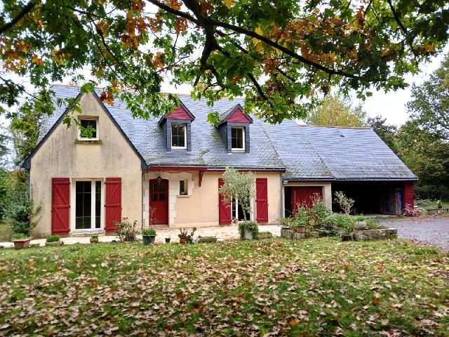 Huis te koop in RABLAY SUR LAYON 49750 Maine-et-Loire Pays de la Loire France: Woonhuis op een terrein van 3335 m2 met een woonoppervlakte van 128 m2. Indeling: 7 vertrekken, woonkamer van 37 m2, slaapkamer op de begane grond, 4 slaapkamers, badkamer, badkamer met douche. Garage...