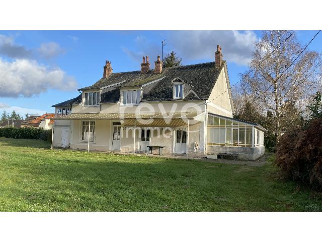 Huis te koop in GUECELARD 72230 Sarthe Pays de la Loire France: Woonhuis op een terrein van 4000 m2 met een woonoppervlakte van 221 m2. Indeling: 11 vertrekken, woonkamer van 81.13 m2, slaapkamer op de begane grond, 5 slaapkamers, badkamer, badkamer met douche. Ve...