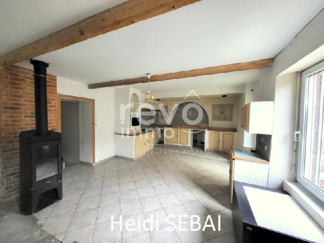 Huis te koop in SAINT PIERRE MONTLIMART 49110 Maine-et-Loire Pays de la Loire France: Woonhuis op een terrein van 1330 m2 met een woonoppervlakte van 146 m2. Indeling: 6 vertrekken, woonkamer van 21.25 m2, slaapkamer op de begane grond, 4 slaapkamers, badkamer, badkamer met douche. Bin...