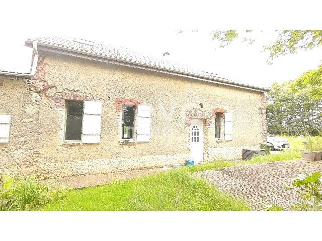 Huis te koop in SAINTE OSMANE 72120 Sarthe Pays de la Loire France: Longère huis met aangrenzende schuur op een terrein van 640 m2 met een woonoppervlakte van 123 m2. Indeling: 5 vertrekken, woonkamer van 30 m2, 3 slaapkamers, badkamer met douche. Binnenplaats. Inter...