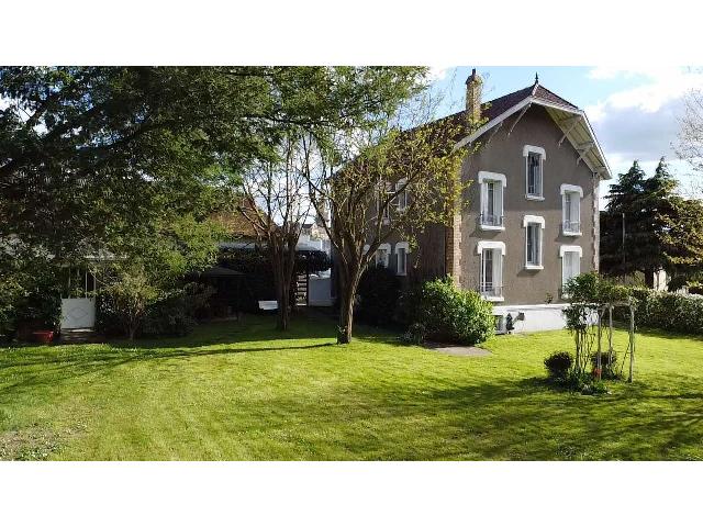 Huis te koop in CHEMILLE 49120 Maine-et-Loire Pays de la Loire France: Woonhuis op een terrein van 2081 m2 met een woonoppervlakte van 170 m2. Indeling: 7 vertrekken, 4 slaapkamers, badkamer, 2 badkamers met douche. Verwarming op gas. Garages: 2. Bouwjaar: 1939. Kelder. ...