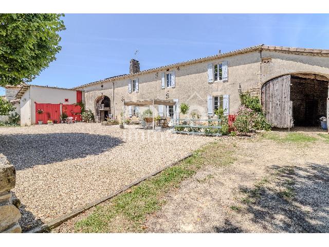 Huis te koop in SAUVETERRE DE GUYENNE 33540 Gironde Aquitaine France: Woonhuis op een terrein van 11670 m2 met een woonoppervlakte van 204 m2. Indeling: 6 vertrekken, woonkamer van 42 m2, slaapkamer op de begane grond, 3 slaapkamers, badkamer met douche. Garages: 2....