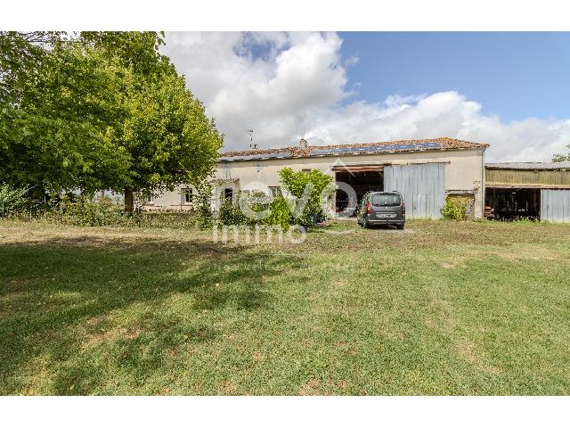 Huis te koop in MONSEGUR 33580 Gironde Aquitaine France: Woonhuis op een terrein van 37324 m2 met een woonoppervlakte van 150 m2. Indeling: 5 vertrekken, woonkamer van 50 m2, slaapkamer op de begane grond, 4 slaapkamers, badkamer, badkamer met douche. Garag...