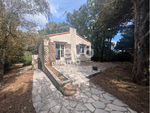 Huis te koop in CORCOUE SUR LOGNE 44650 Loire-Atlantique Pays de la Loire France: Woonhuis op een terrein van 1993 m2 met een woonoppervlakte van 84 m2. Indeling: 3 vertrekken, 2 slaapkamers. Garages: 2. Interne parkeerplaatsen: 4. Externe parkeerplaatsen: 10....