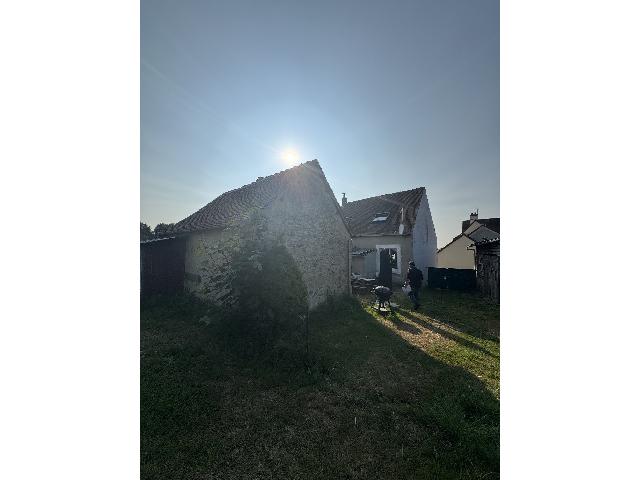 Huis te koop in MEZIERES SUR PONTHOUIN 72290 Sarthe Pays de la Loire France: Woonhuis op een terrein van 1200 m2 met een woonoppervlakte van 92 m2. Indeling: 3 vertrekken, 2 slaapkamers, badkamer. Binnenplaats. Externe parkeerplaatsen: 4....
