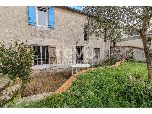Huis te koop in MONSEGUR 33580 Gironde Aquitaine France: Woonhuis op een terrein van 628 m2 met een woonoppervlakte van 138 m2. Indeling: 5 vertrekken, woonkamer van 32.2 m2, 2 slaapkamers, badkamer met douche. Verwarming op gas. Garages: 1. Terras. Taxe fo...
