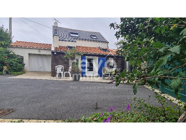 Huis te koop in LE CELLIER 44850 Loire-Atlantique Pays de la Loire France: Woonhuis op een terrein van 10025 m2 met een woonoppervlakte van 101 m2. Indeling: 4 vertrekken, woonkamer van 32.4 m2, slaapkamer op de begane grond, 2 slaapkamers, 2 badkamers met douche. Garages: 1...